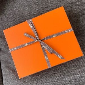 Hermès Box and shopping bag with tie